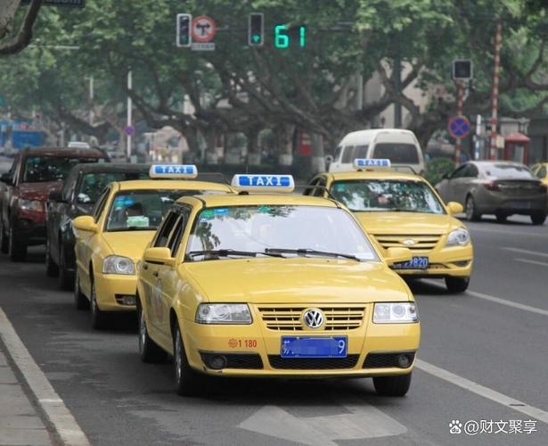 为什么大家宁愿在路边等网约车,也不愿去坐就在路边的出租车?